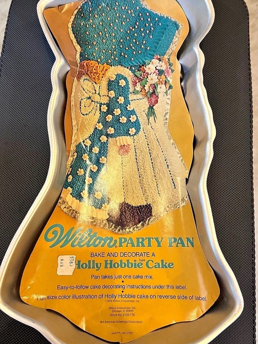 Wilton Holly Hobbie Party Pan Cake Pan